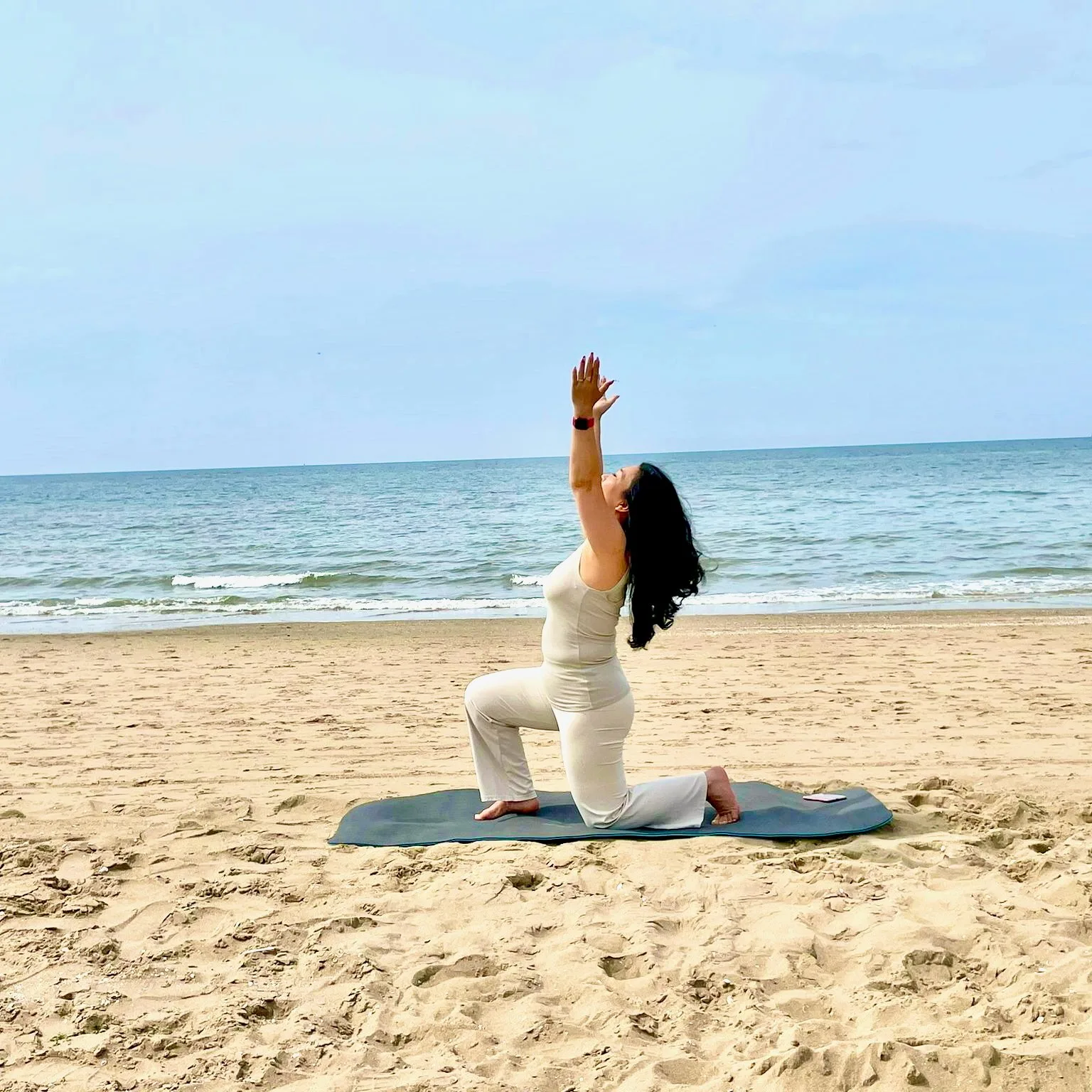 Divine Tikva op het strand van Scheveningen, christelijk alternatief voor yoga